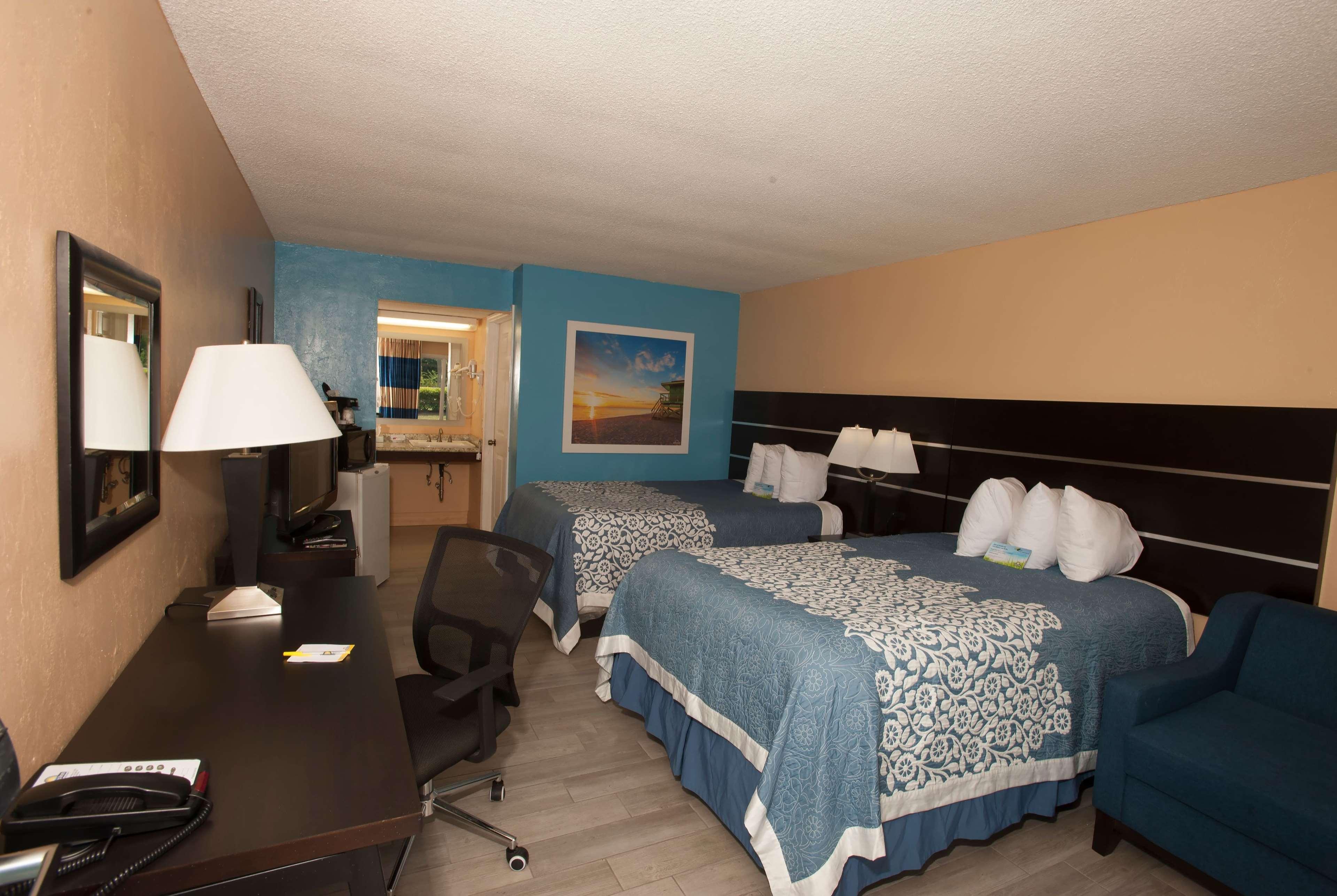 Days Inn By Wyndham Fort Myers Springs Resort Estero Exteriör bild